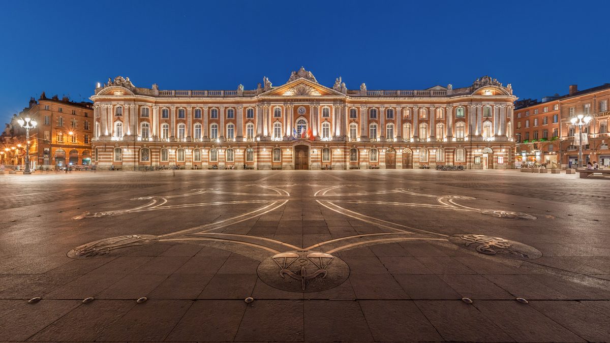 La place du Capitole à Toulouse de nuit